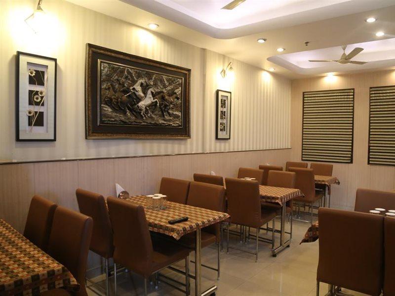 Hotel Aster Inn New Delhi Exteriör bild