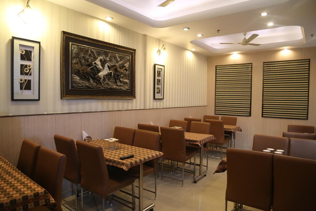 Hotel Aster Inn New Delhi Exteriör bild