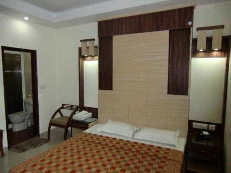Hotel Aster Inn New Delhi Exteriör bild